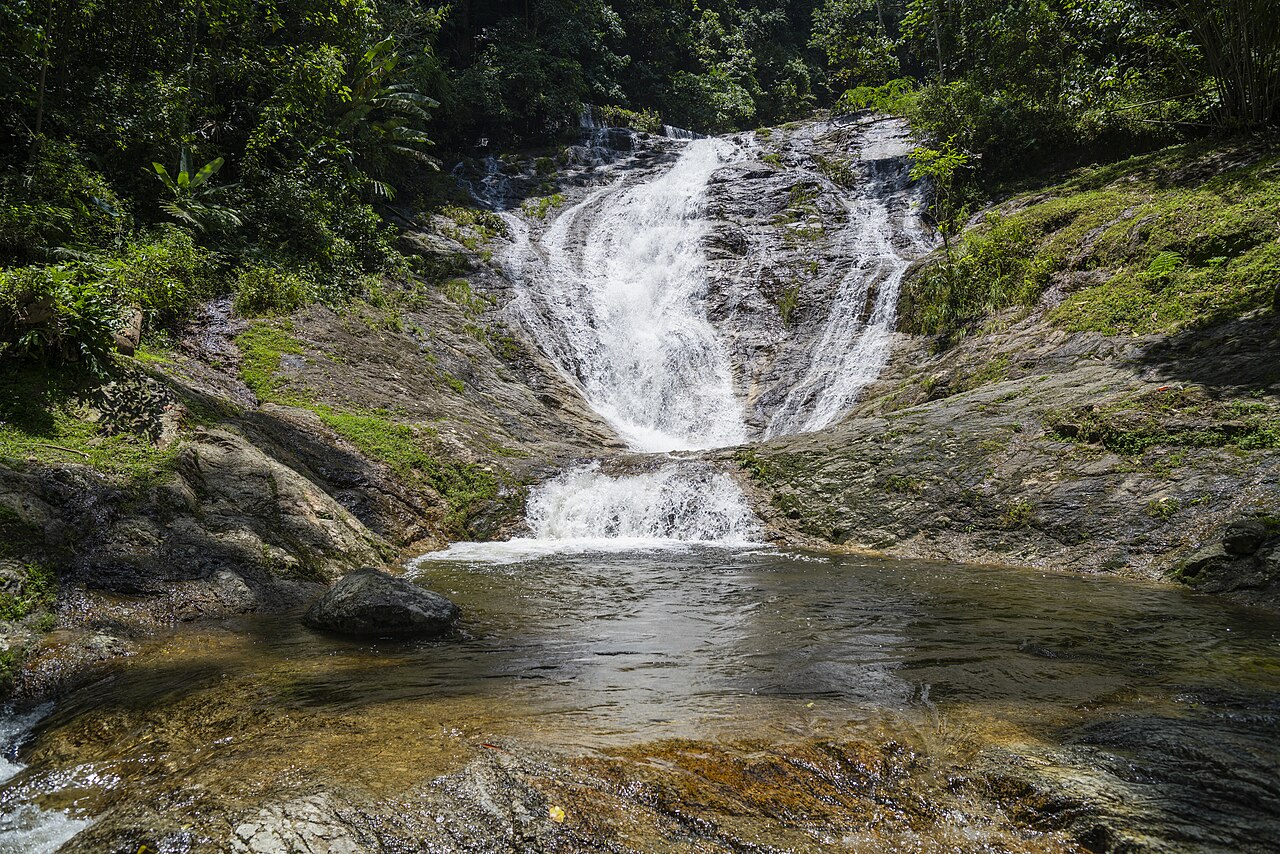 Air terjun Lata Iskandar mengalir di celah batu dan hutan tropika